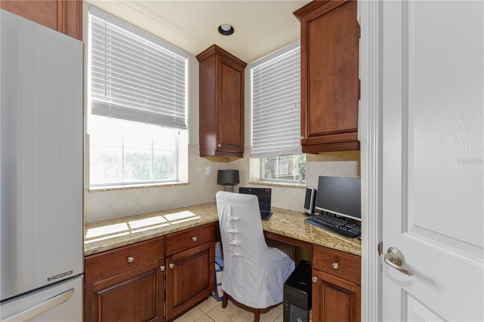 Study desk, just off the kitchen and next to the walk in pantry. - 8049 TYBEE CT #8049, UNIVERSITY PARK