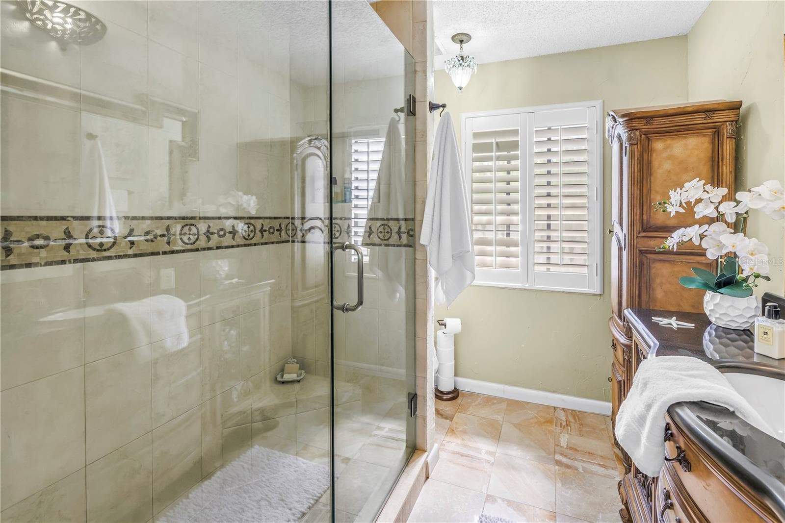 Seamless glass shower enclosure. Great tile and Fixtures. All in excellent working order - 990 SAN CARLOS CT NE, ST PETERSBURG