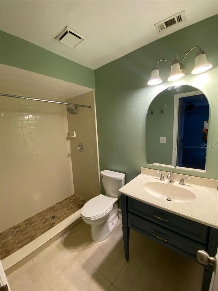 1st Floor Primary Bathroom - 82 LAKEPOINTE CIR #82, KISSIMMEE