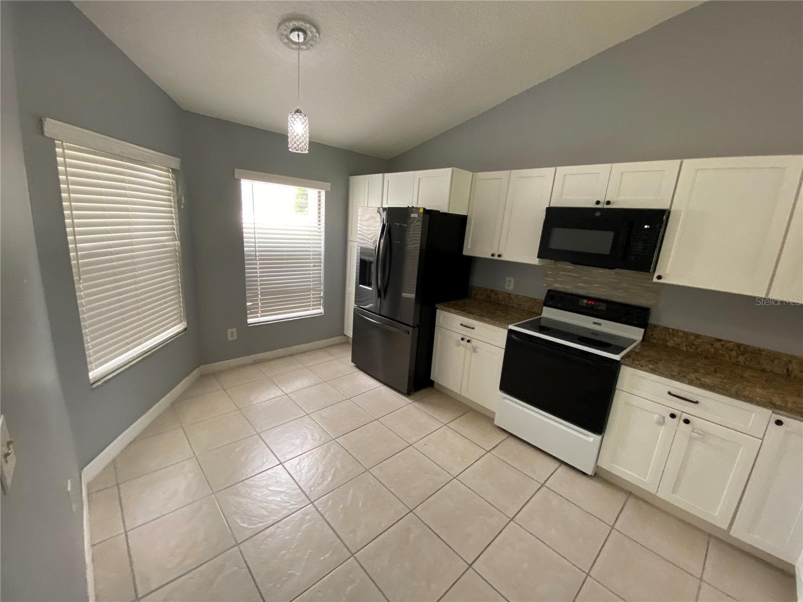 Kitchen with Eat in Dining. - 82 LAKEPOINTE CIR #82, KISSIMMEE