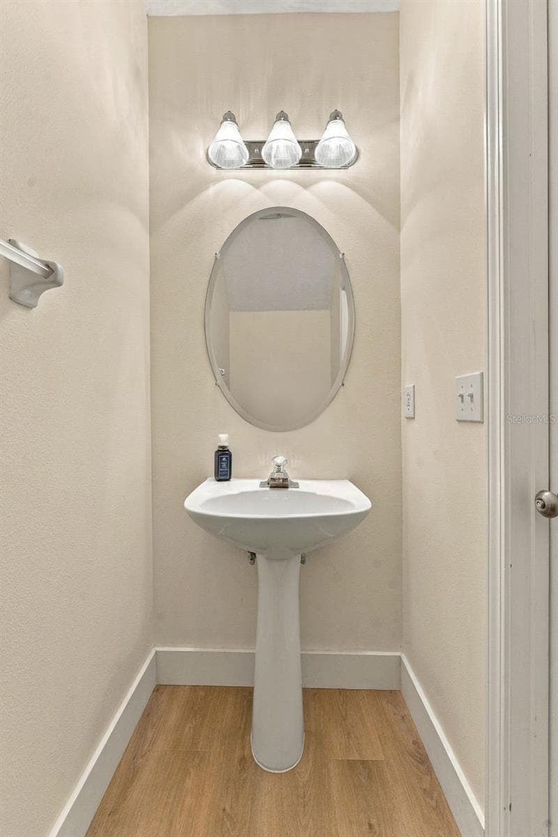 Downstairs half bathroom - 3121 BAYSHORE OAKS DR, TAMPA