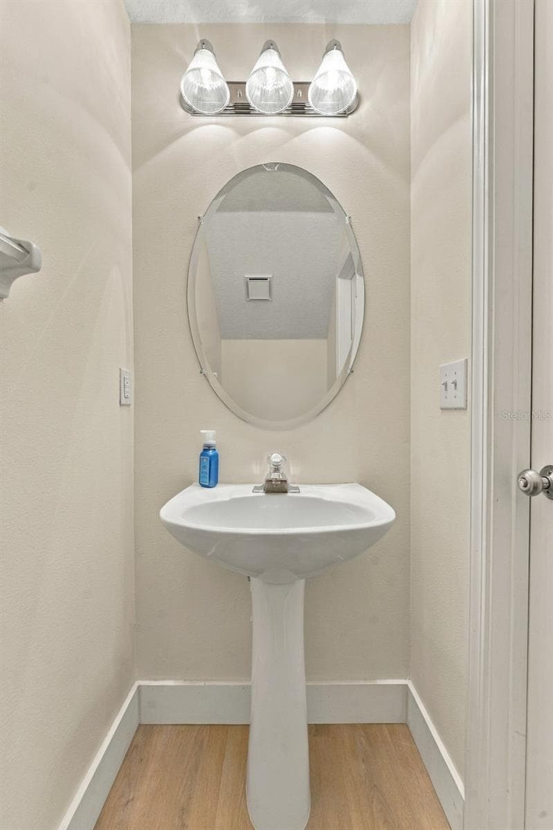Half bathroom off the kitchen - 3121 BAYSHORE OAKS DR, TAMPA