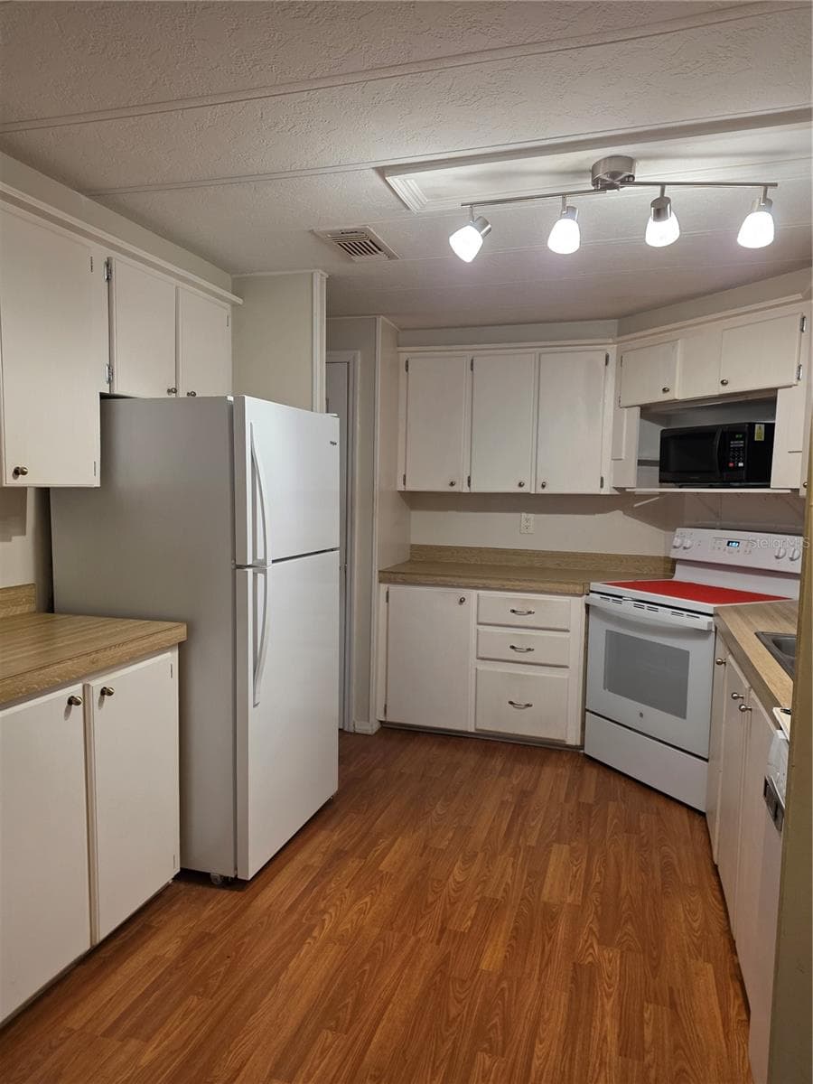 Spacious Kitchen - 2159 CANOPY CIR #135, ZELLWOOD
