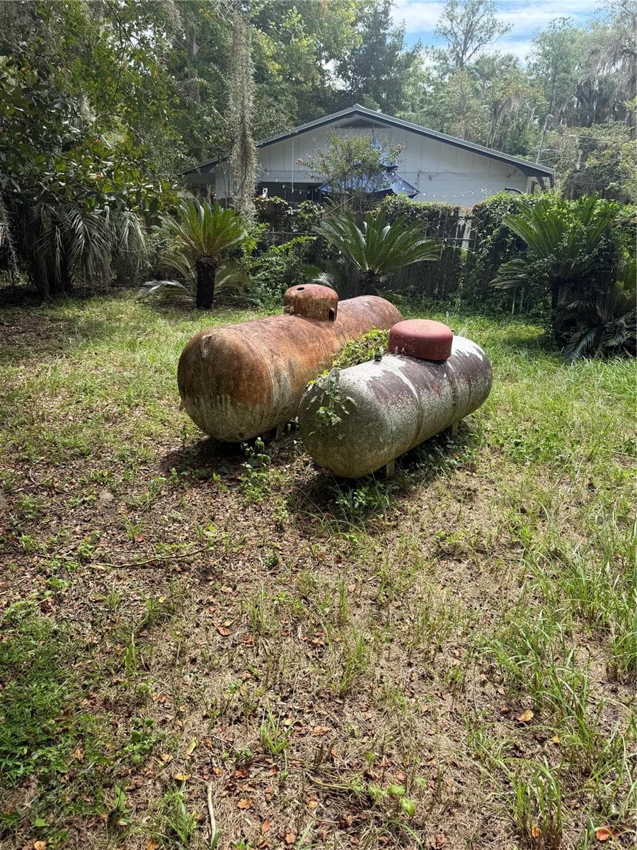 propane tanks - 1826 SE 47TH TER, GAINESVILLE