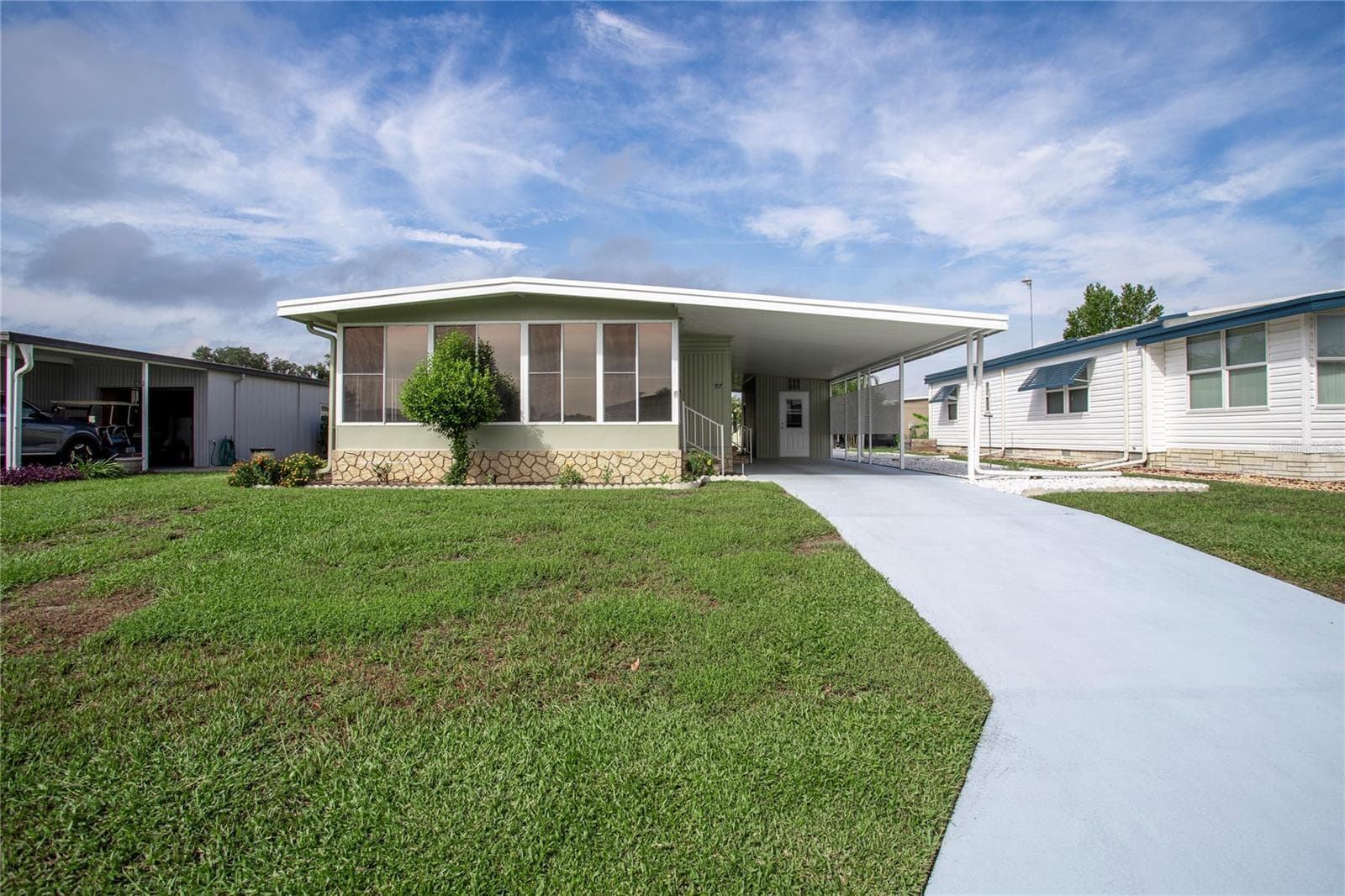 717 SURREY PL