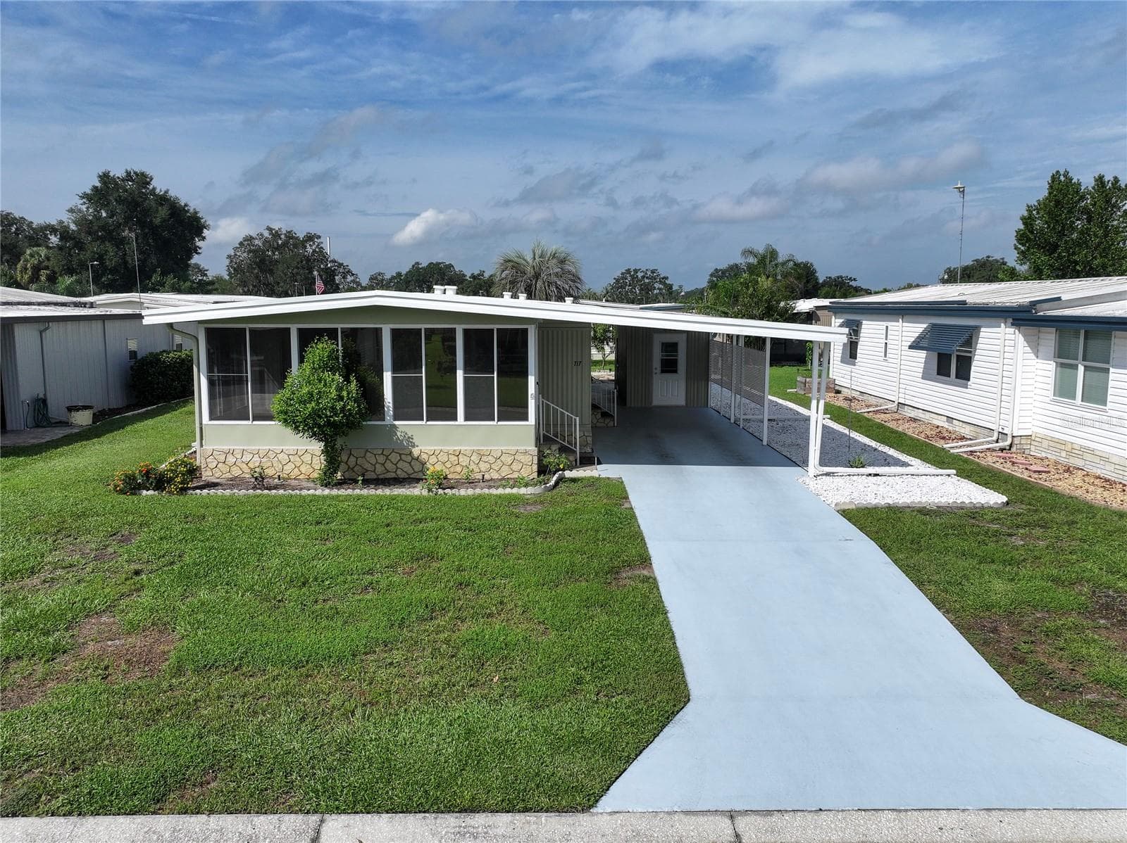 Manufactured Home at 717 SURREY PL, LEESBURG, photo 2 of 32