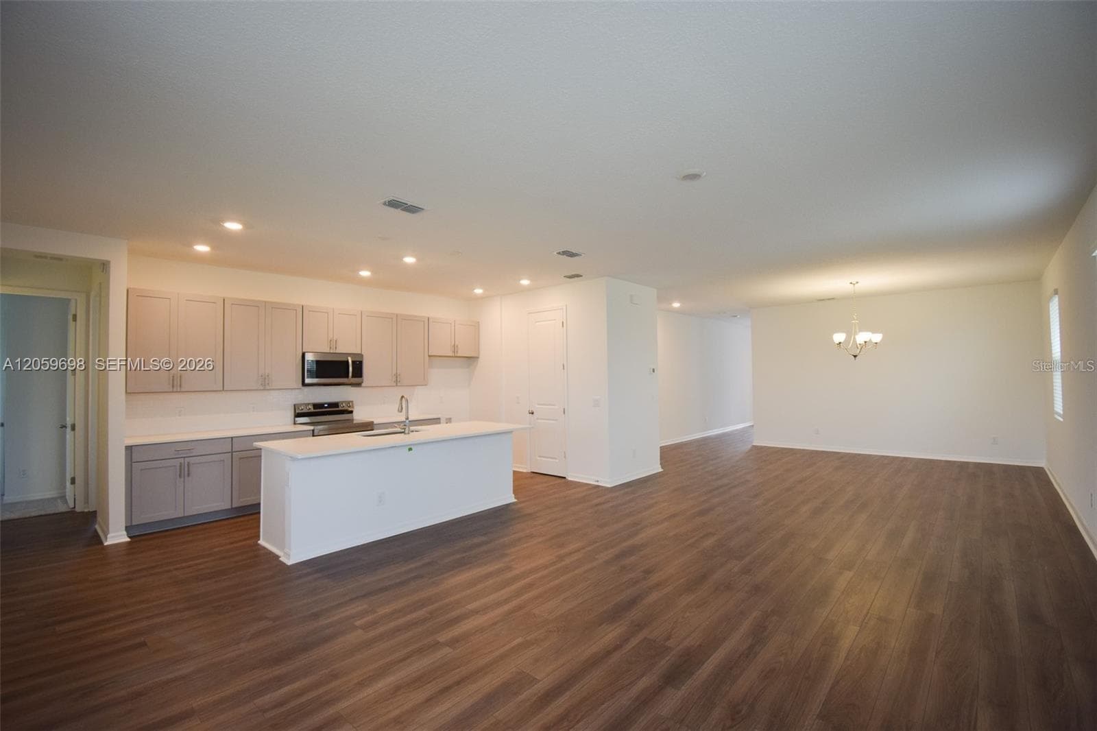 Bright and Spacious Open Floor Plan - 2370 LANCASHIRE ST, DAVENPORT