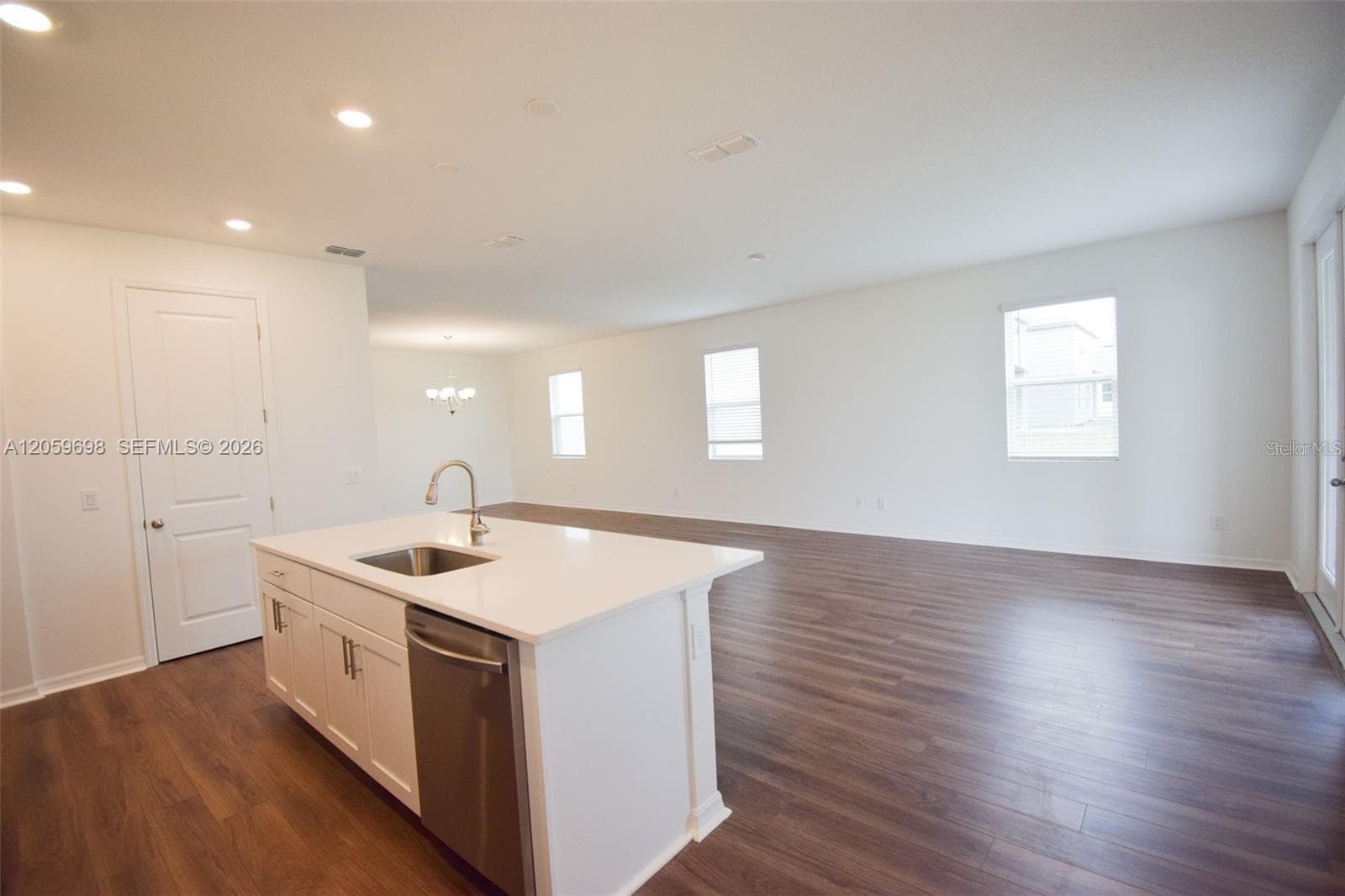 Kitchen Overlooking Spacious Living Area - 2370 LANCASHIRE ST, DAVENPORT