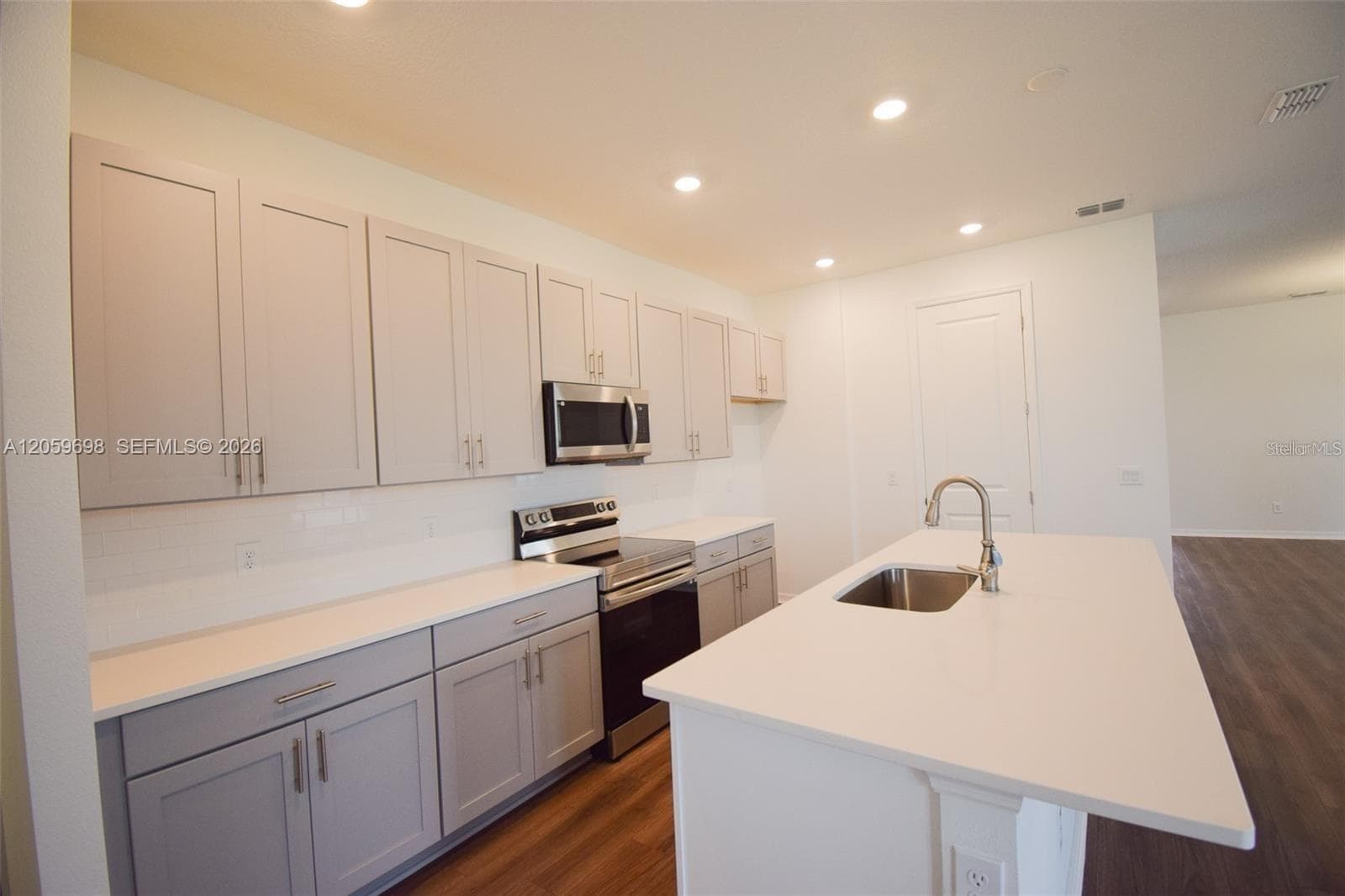 Modern Kitchen with Center Island - 2370 LANCASHIRE ST, DAVENPORT
