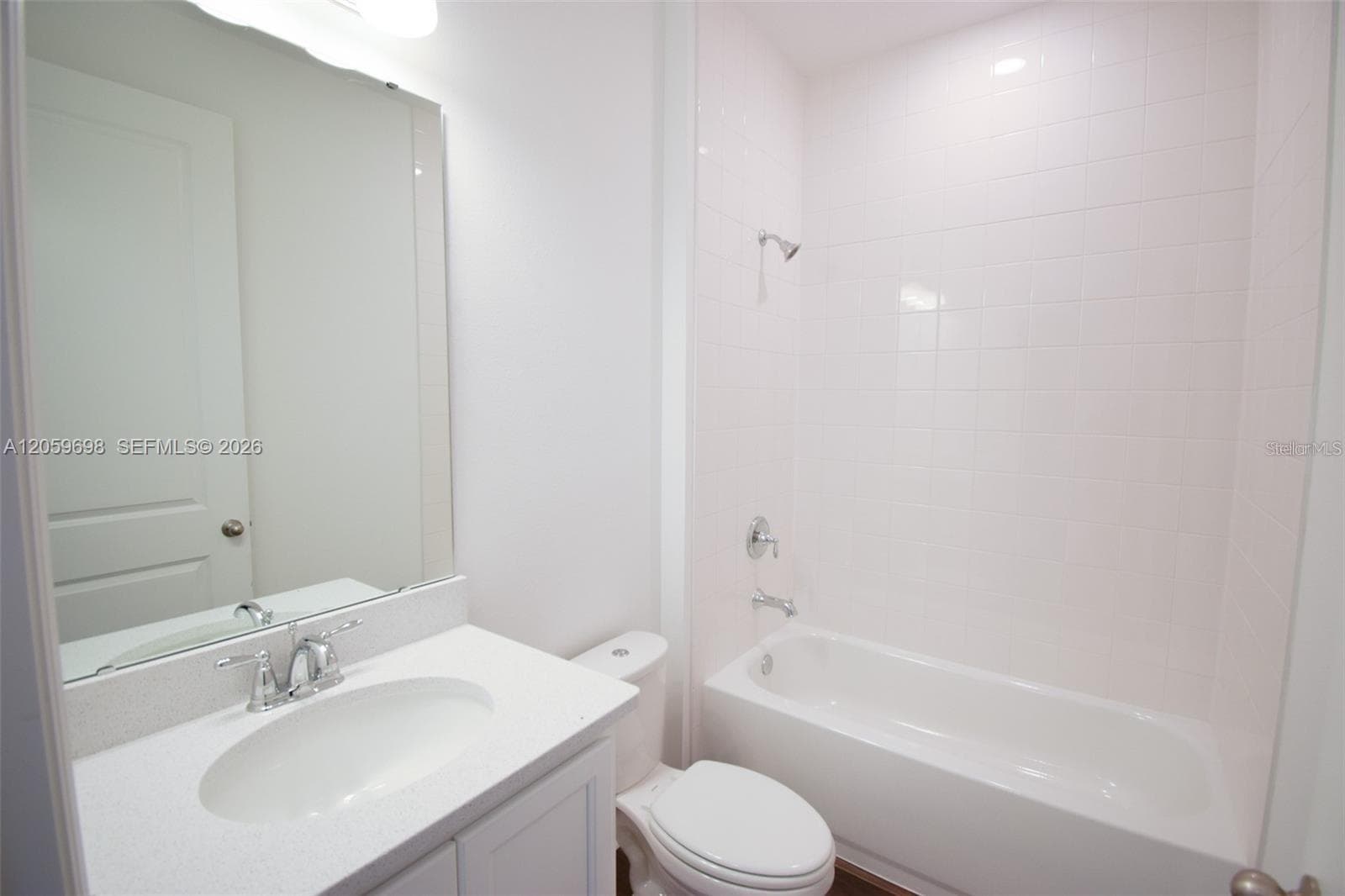 Full Bathroom with Tub/Shower - 2370 LANCASHIRE ST, DAVENPORT