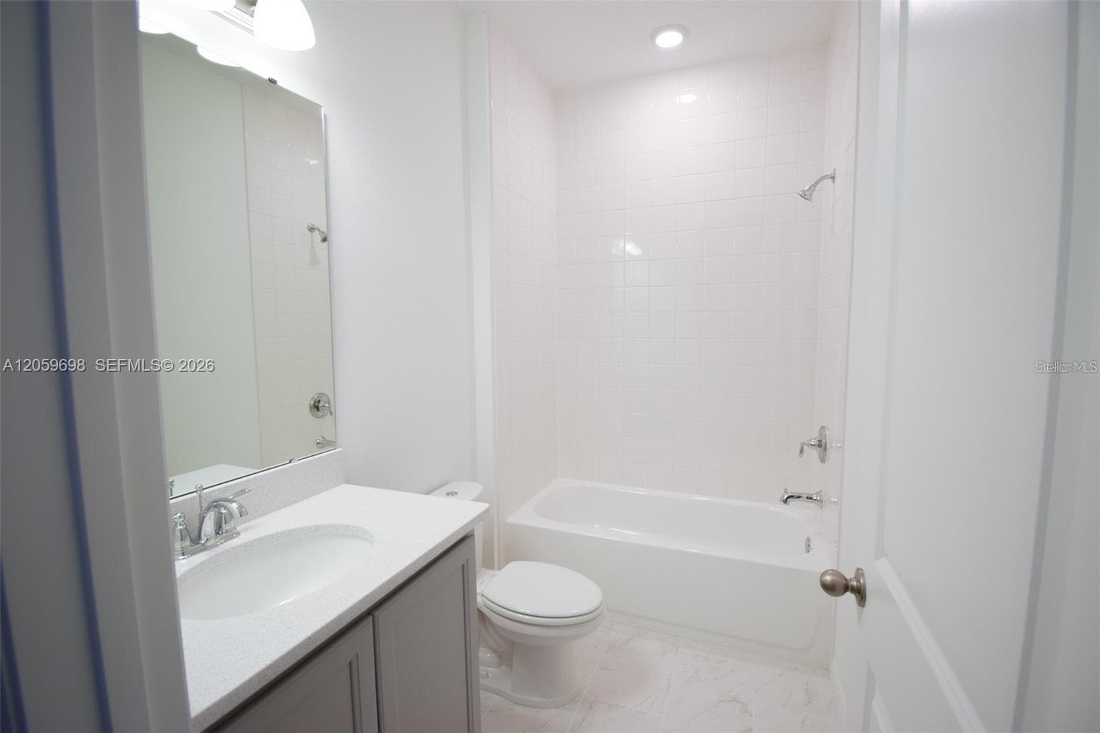 Full Bathroom with Tub/Shower - 2370 LANCASHIRE ST, DAVENPORT