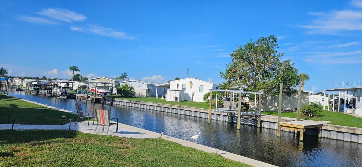 Manufactured Home at 122 W SAINT ANNES CIR, APOLLO BEACH, photo 2 of 12