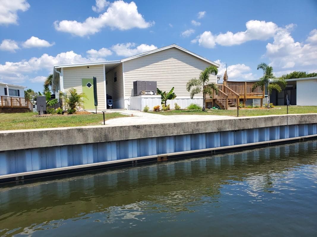 Manufactured Home at 122 W SAINT ANNES CIR, APOLLO BEACH, photo 3 of 12