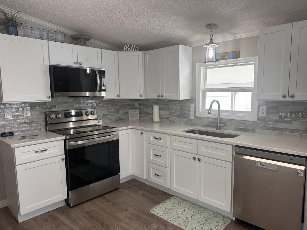 Manufactured Home at 122 W SAINT ANNES CIR, APOLLO BEACH, photo 5 of 12