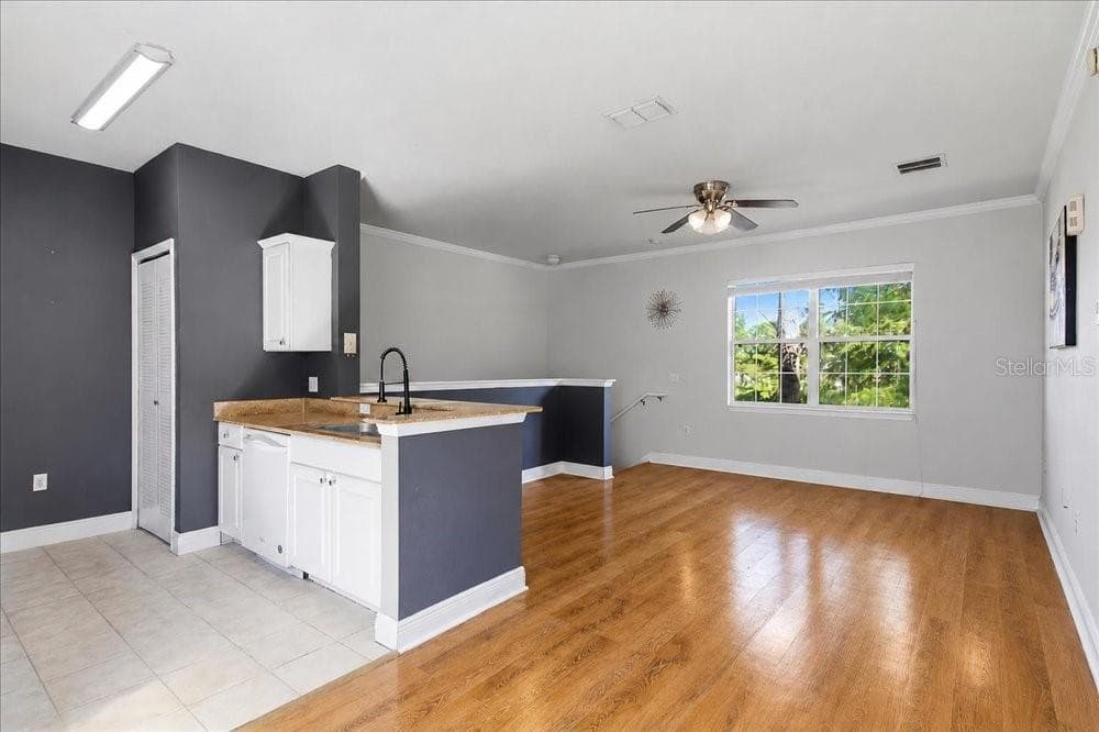 Wide view of the living area and kitchen - 341 SOUTHERN PECAN CIR #202, WINTER GARDEN