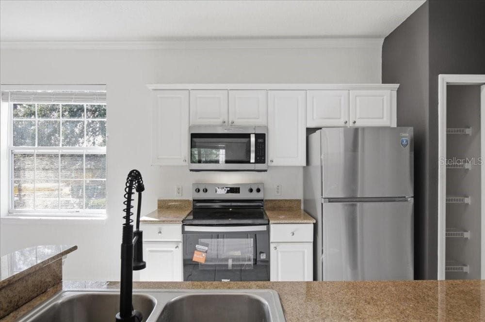 Kitchen (cabinets and appliances) - 341 SOUTHERN PECAN CIR #202, WINTER GARDEN