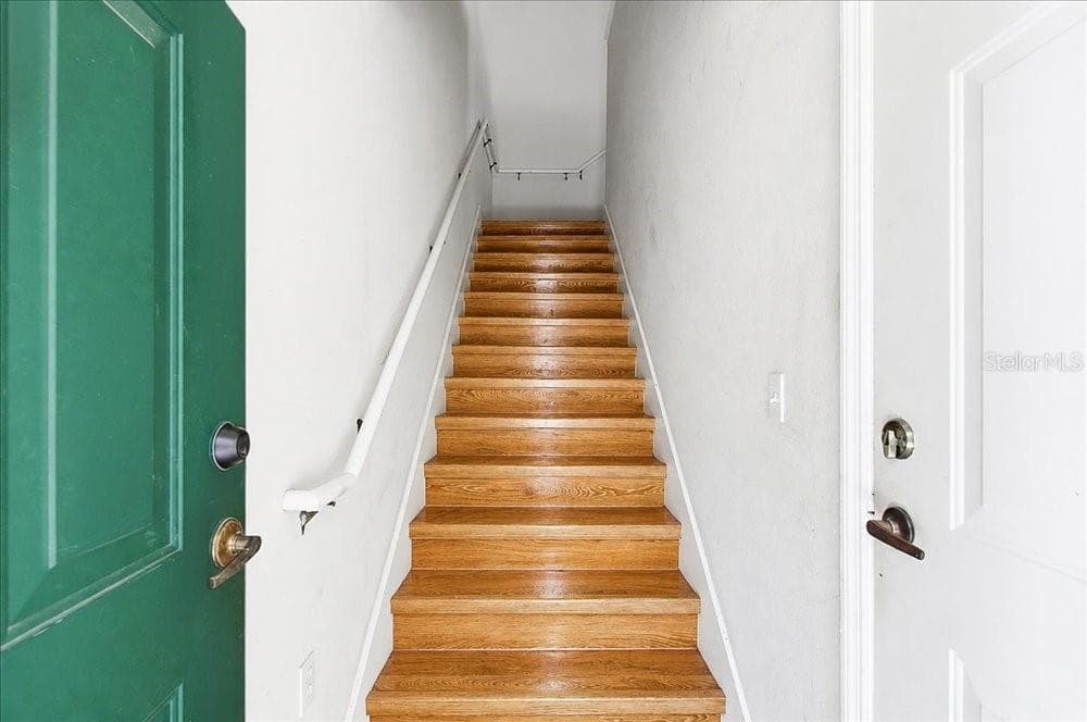 Private staircase and entrance - 341 SOUTHERN PECAN CIR #202, WINTER GARDEN