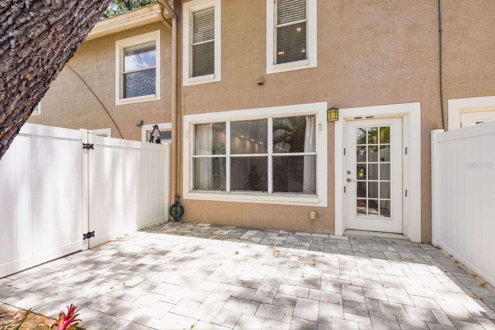 Private Courtyard - 4811 BAYSHORE BLVD #303, TAMPA