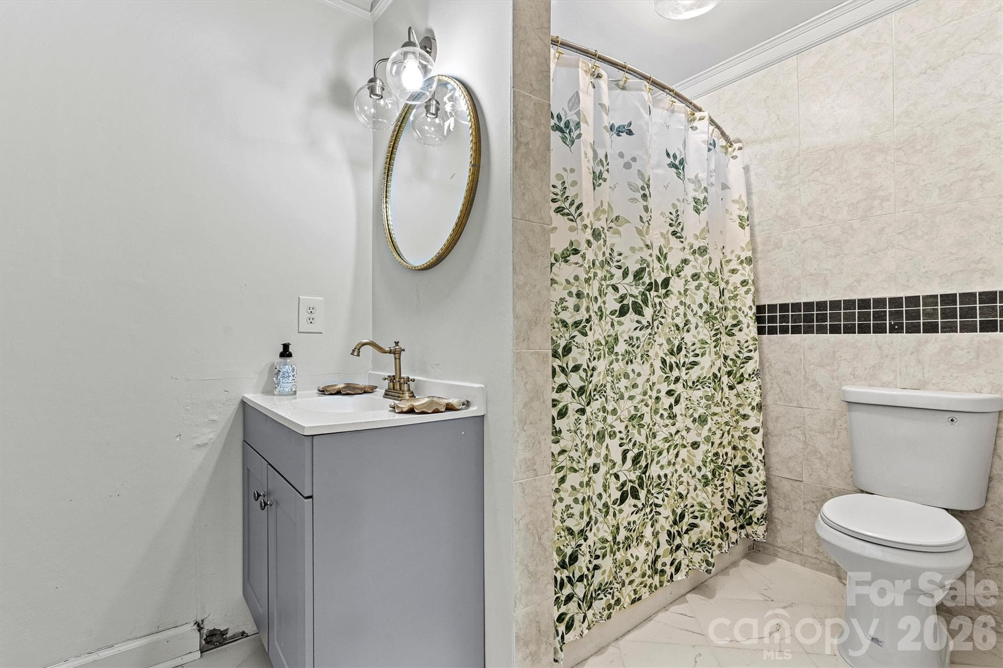 full bathroom for guests and family members (upstairs) - 3995 Burton Lane, Denver
