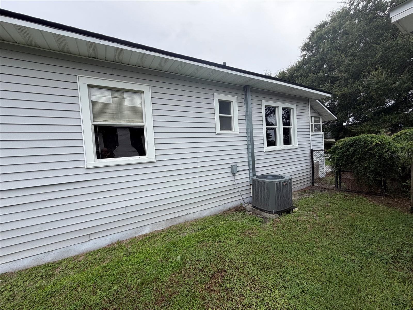Right side of house - 1199 KING AVE, LAKELAND
