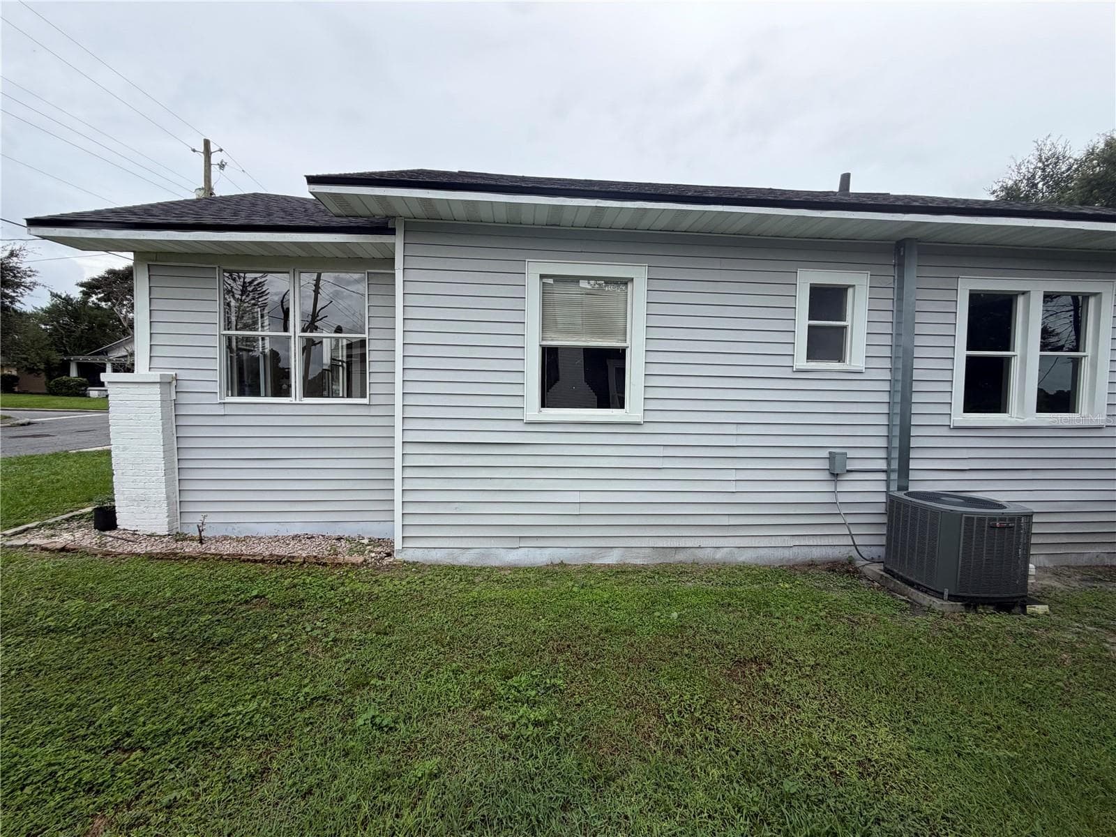 Right side of the house - 1199 KING AVE, LAKELAND