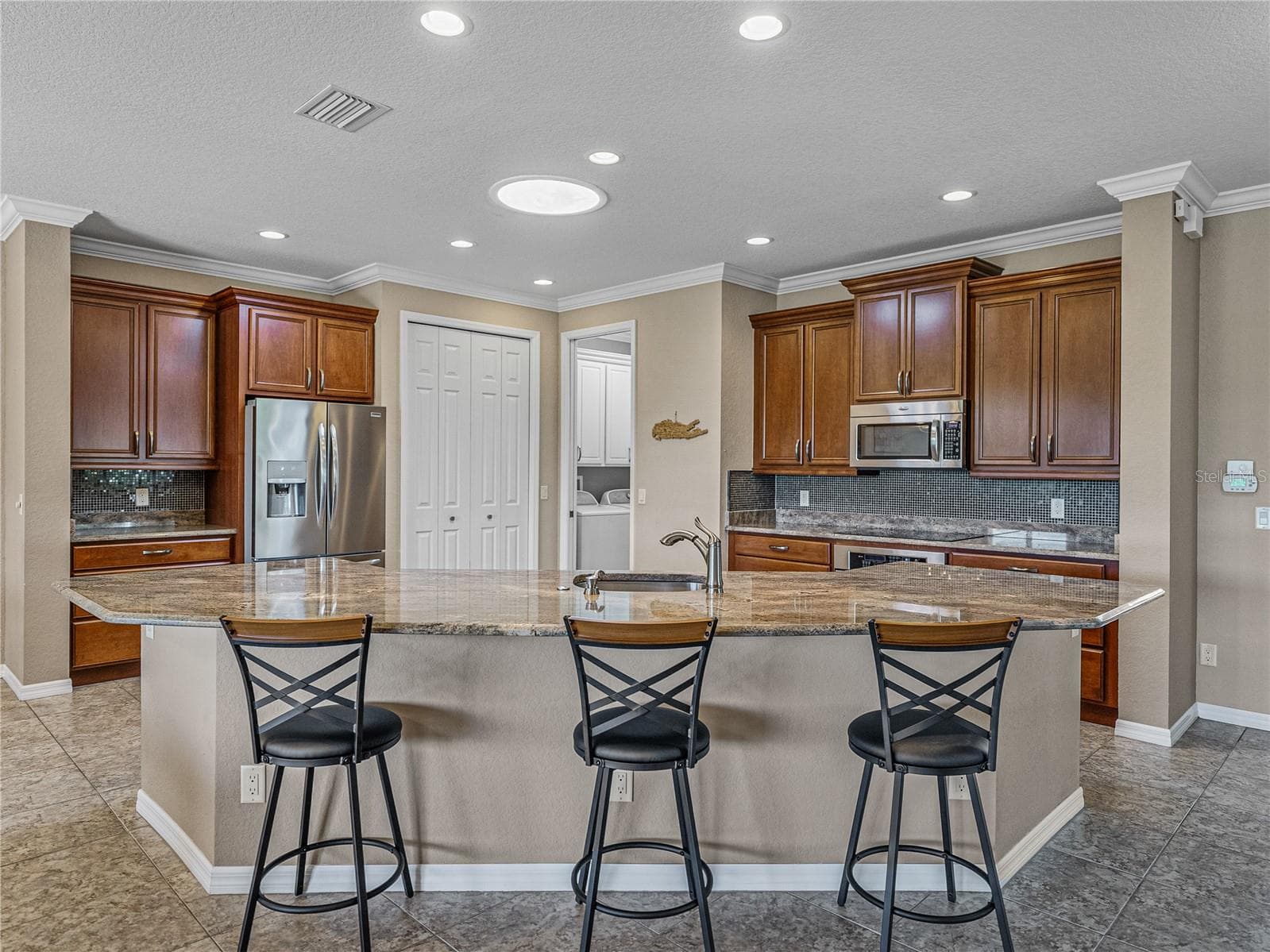 Breakfast bar & kitchen - 3834 LITCHFIELD LOOP, LAKE WALES