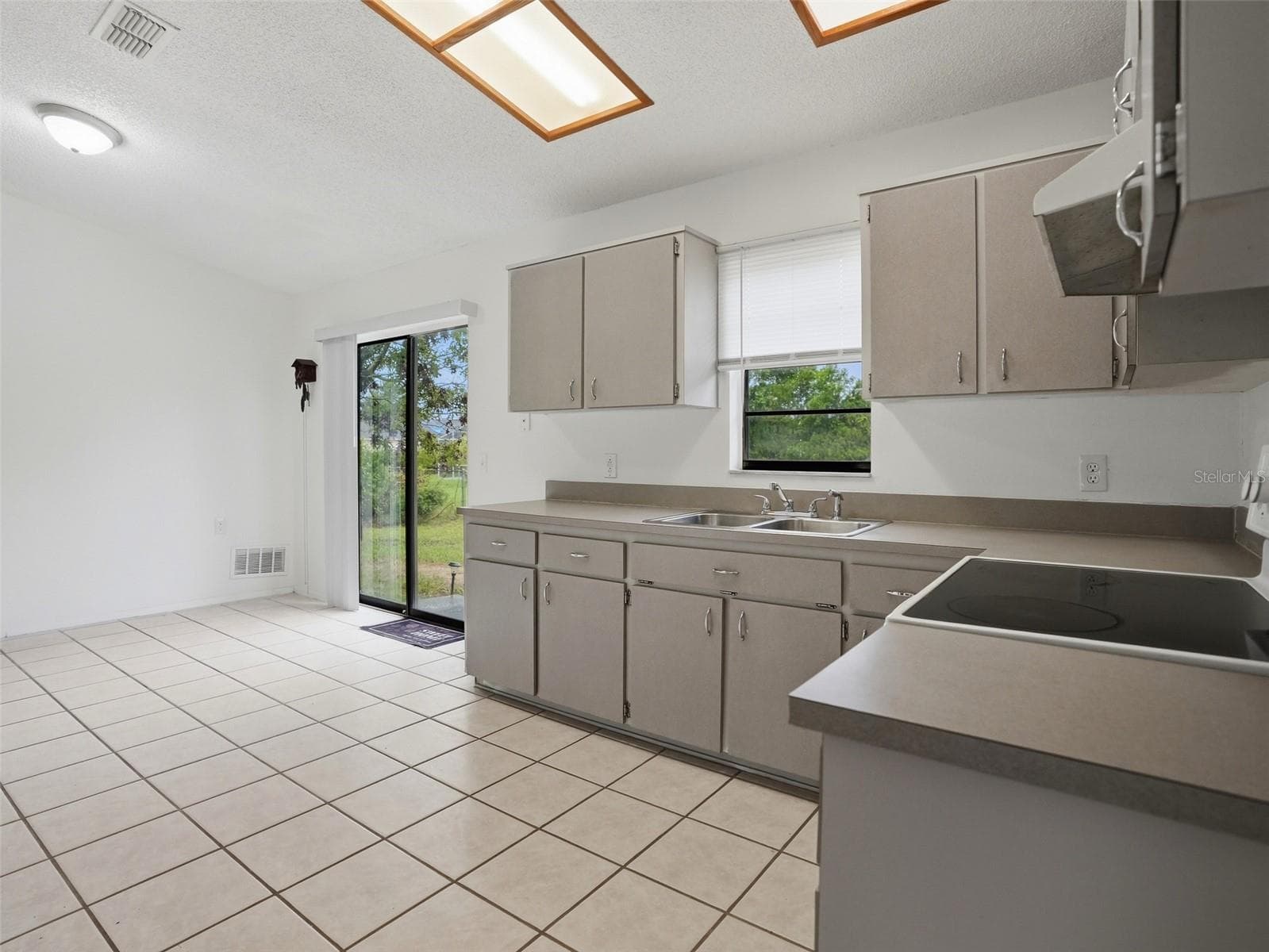 Single Family Residence at 301 KILLINGER AVE, SPRING HILL, photo 8 of 30