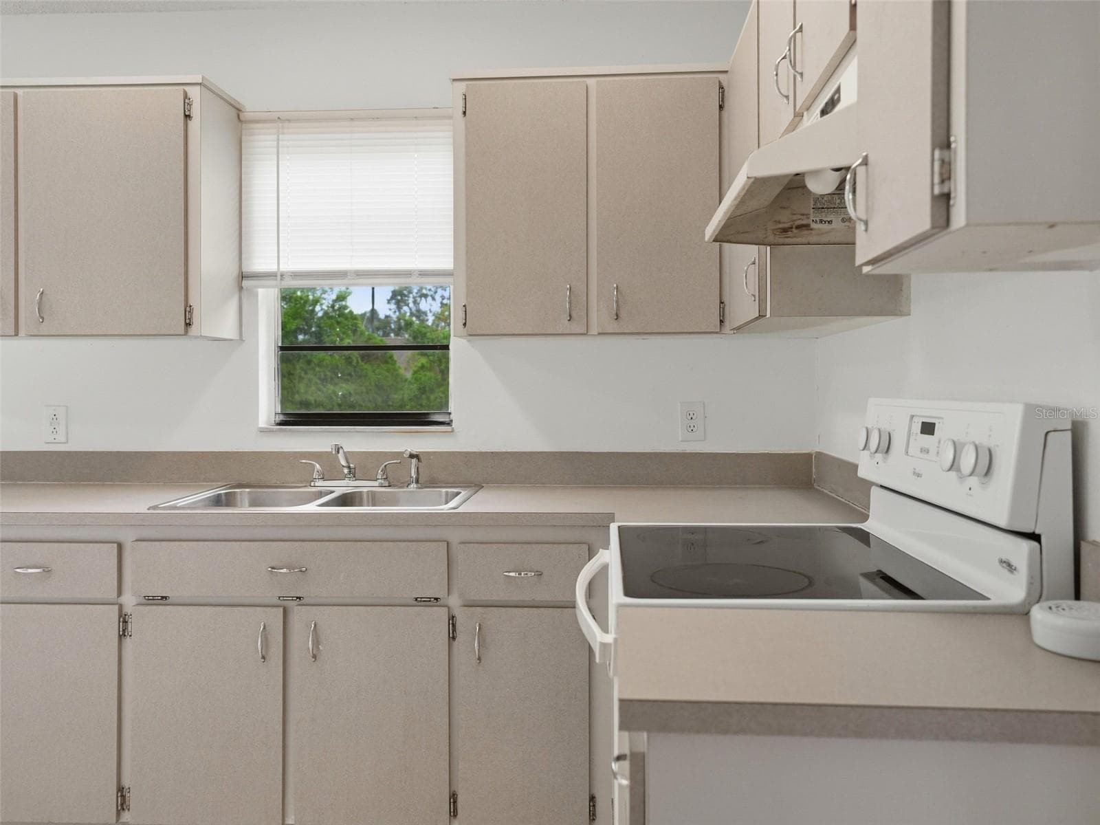 Single Family Residence at 301 KILLINGER AVE, SPRING HILL, photo 9 of 30