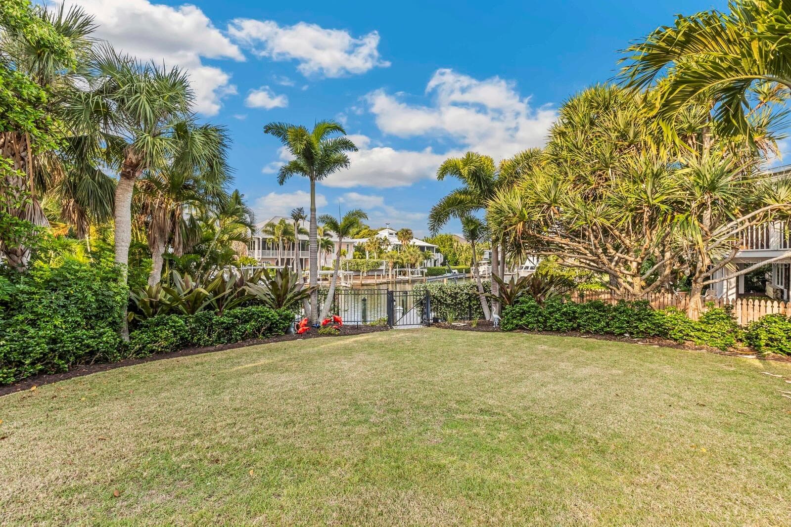 Fenced backyard - 252 WATERWAYS AVE, BOCA GRANDE