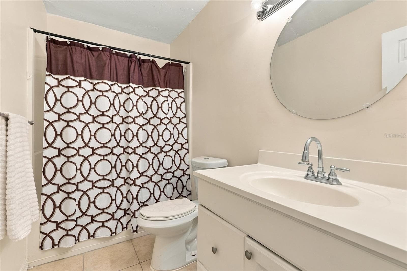 Secondary Bathroom Featuring a Convenient Tub and Shower Combination - 2629 JAMAICA ST #1, SARASOTA