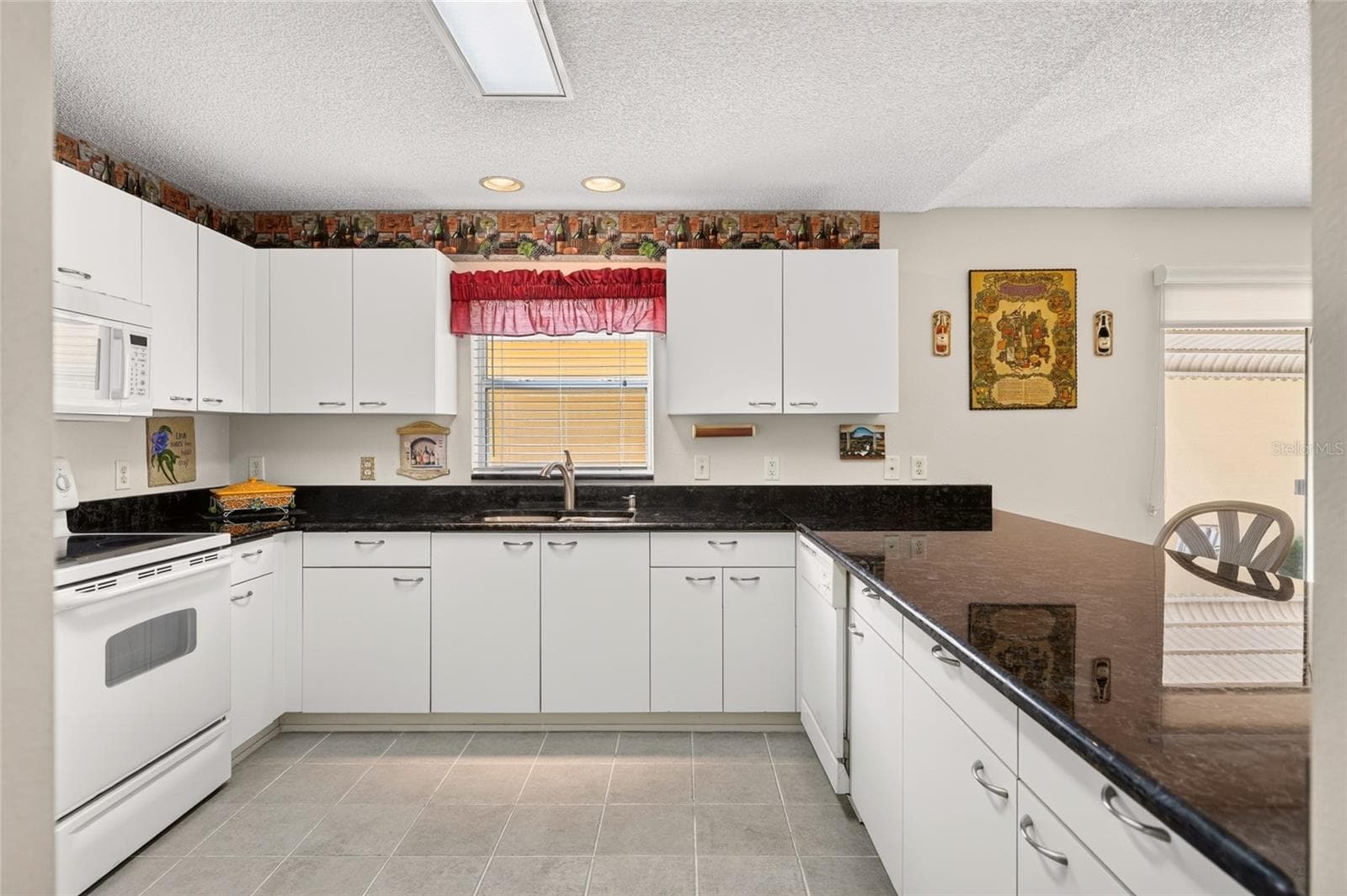 Kitchen - white cabinets - 3257 ARCHER AVE, THE VILLAGES