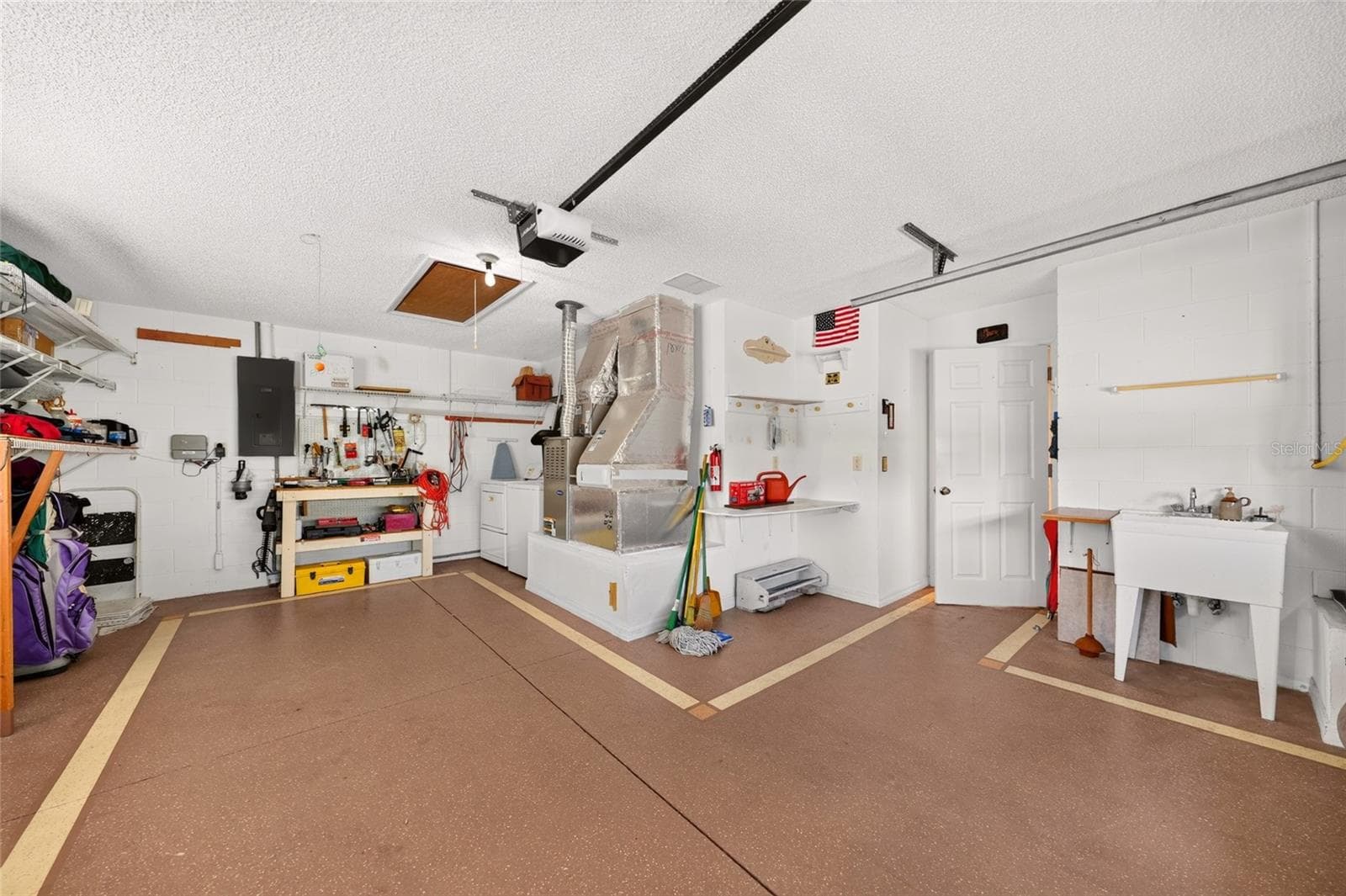 Garage with washer and dryer - 3257 ARCHER AVE, THE VILLAGES