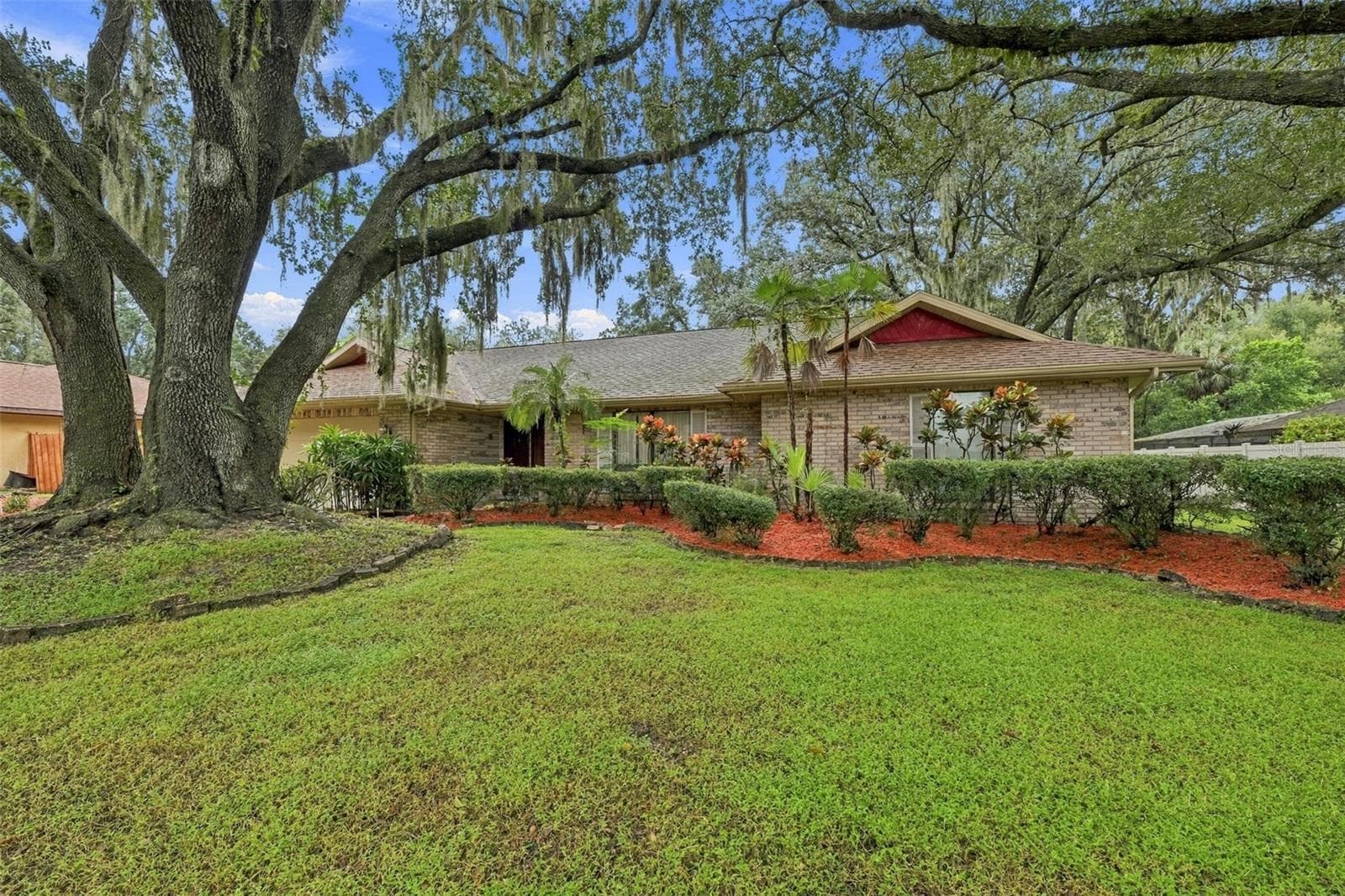 This house sits on over third of an acre. Landscaping is simple and easy to care for in this huge front yard. - 2609 MANOR OAK DR, VALRICO
