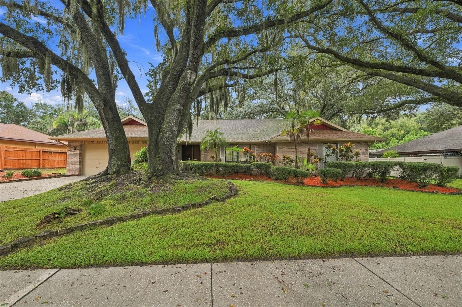 A deep lot and wonderful curb appeal. - 2609 MANOR OAK DR, VALRICO