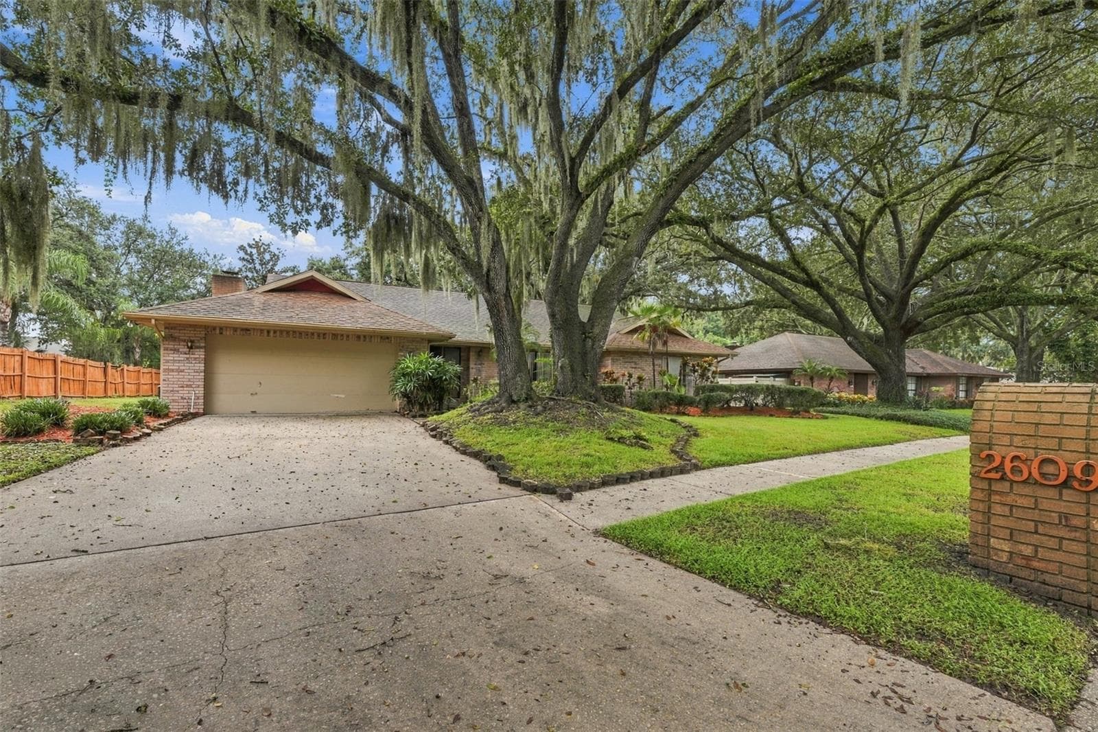 The driveway easy accomodates for multiple vehicles. - 2609 MANOR OAK DR, VALRICO