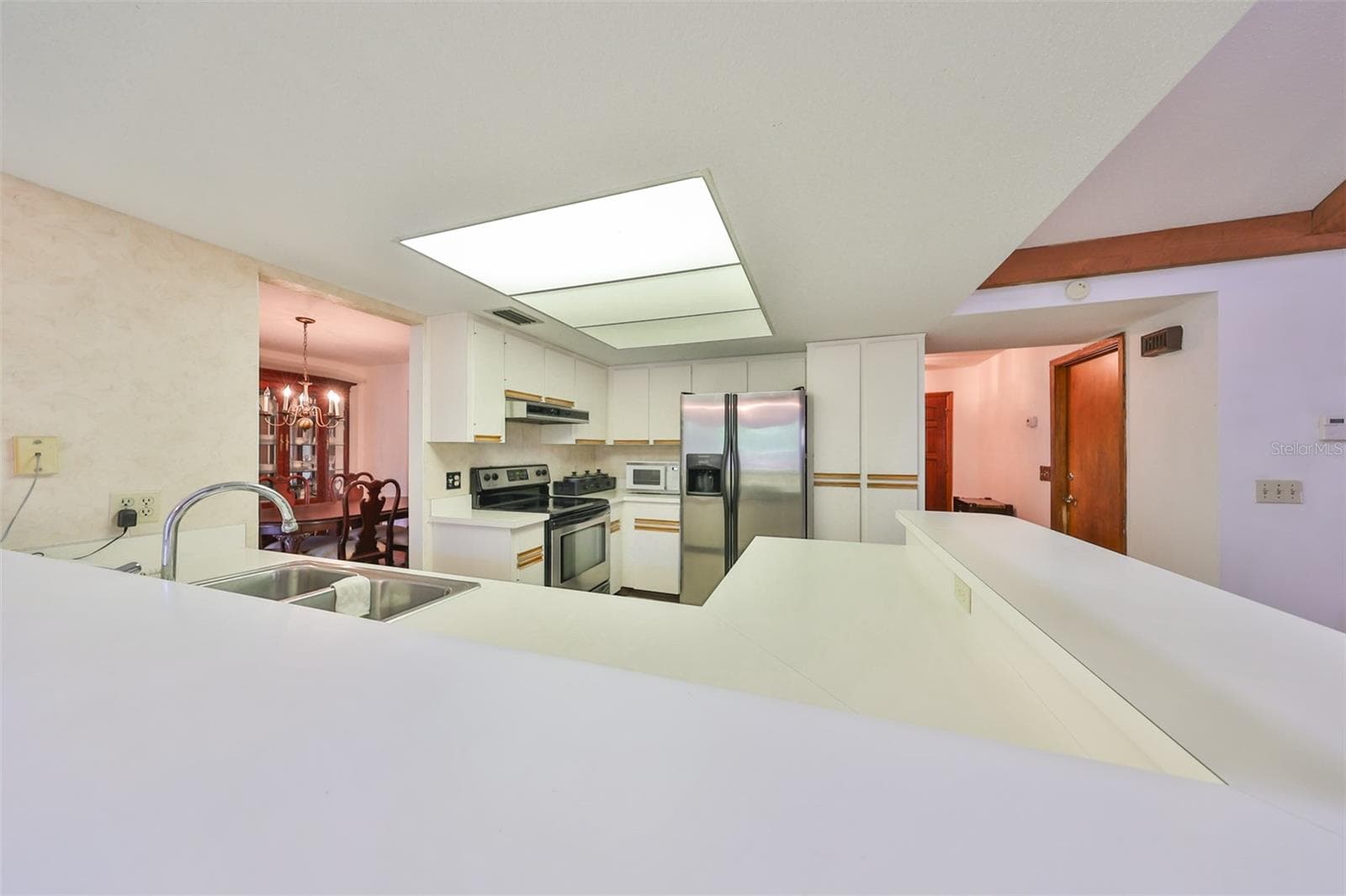 Kitchen pantry is to the right of the fridge - 2609 MANOR OAK DR, VALRICO