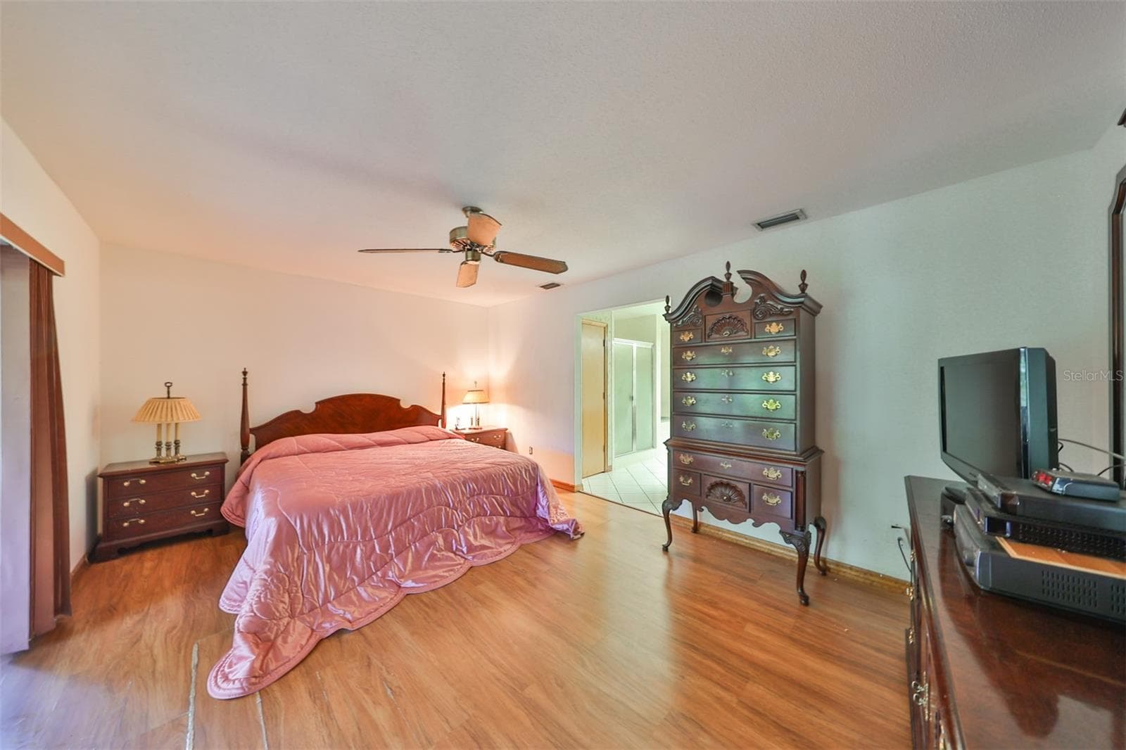Primary bedroom is HUGE with a walk in closet and ensuite bathroom - 2609 MANOR OAK DR, VALRICO