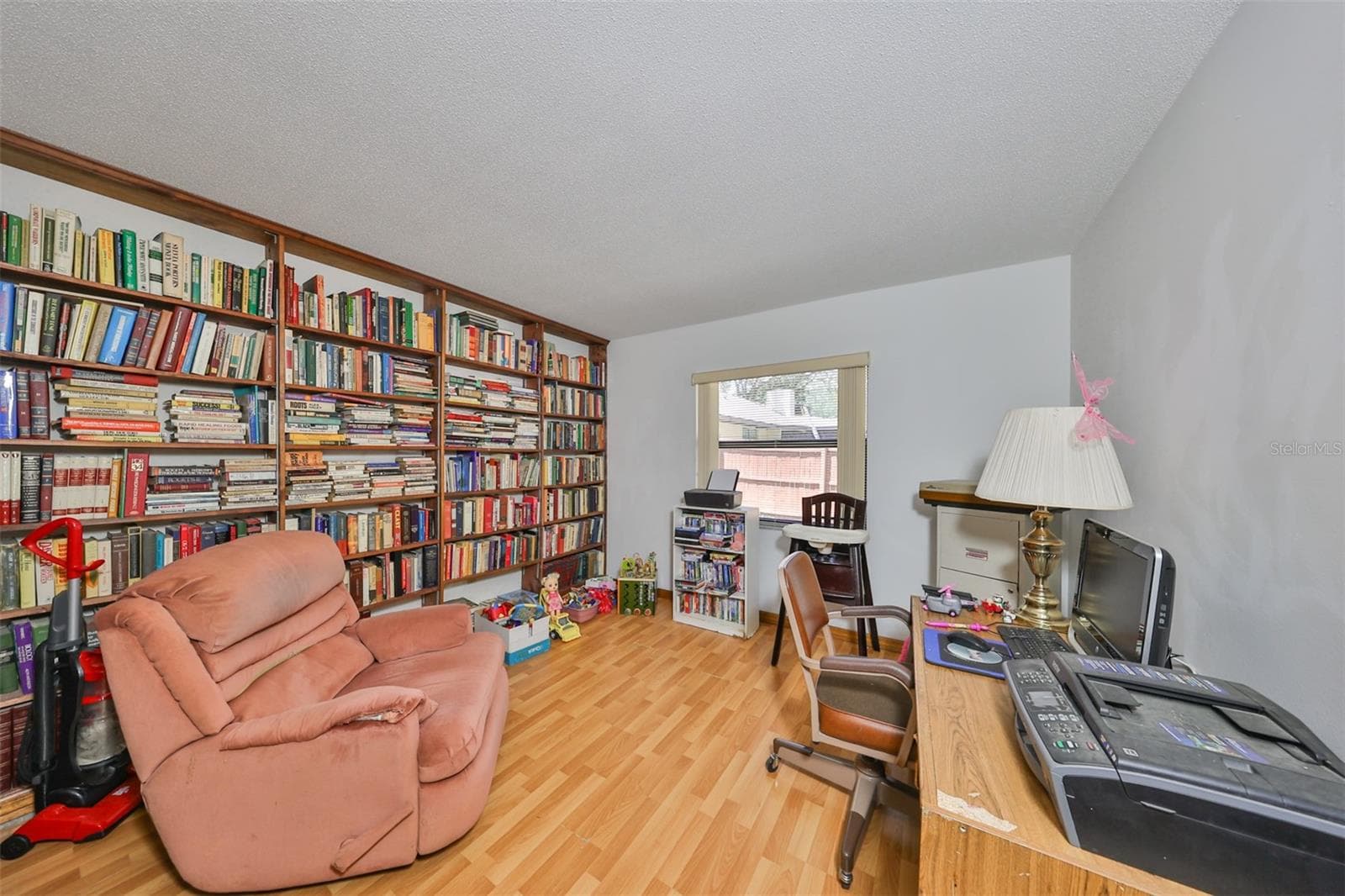 Bedroom #2 is spacious and bright - 2609 MANOR OAK DR, VALRICO