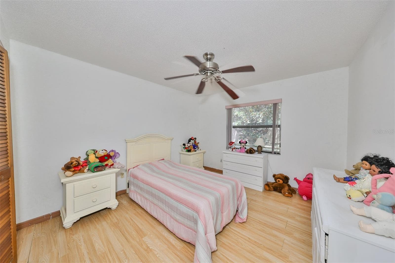 Bedroom #3 is spacious and bright - 2609 MANOR OAK DR, VALRICO