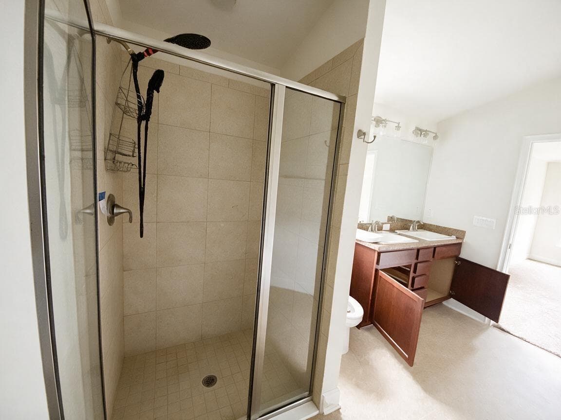 Primary En-suite with Double Sink, Shower and Soaking Tub. - 2091 PECOS DR, POINCIANA