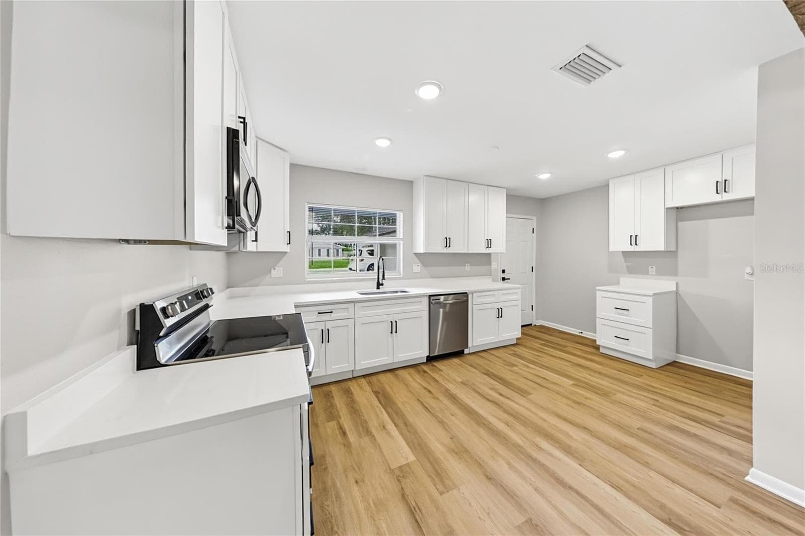 Single Family Residence at 5128 PELLEPORT AVE, BELLE ISLE, photo 6 of 16