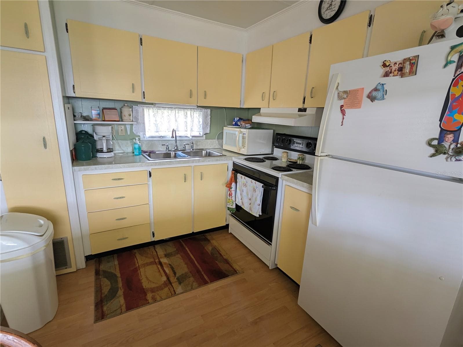 Charming and bright kitchen - 34517 ROSE DR N, PINELLAS PARK
