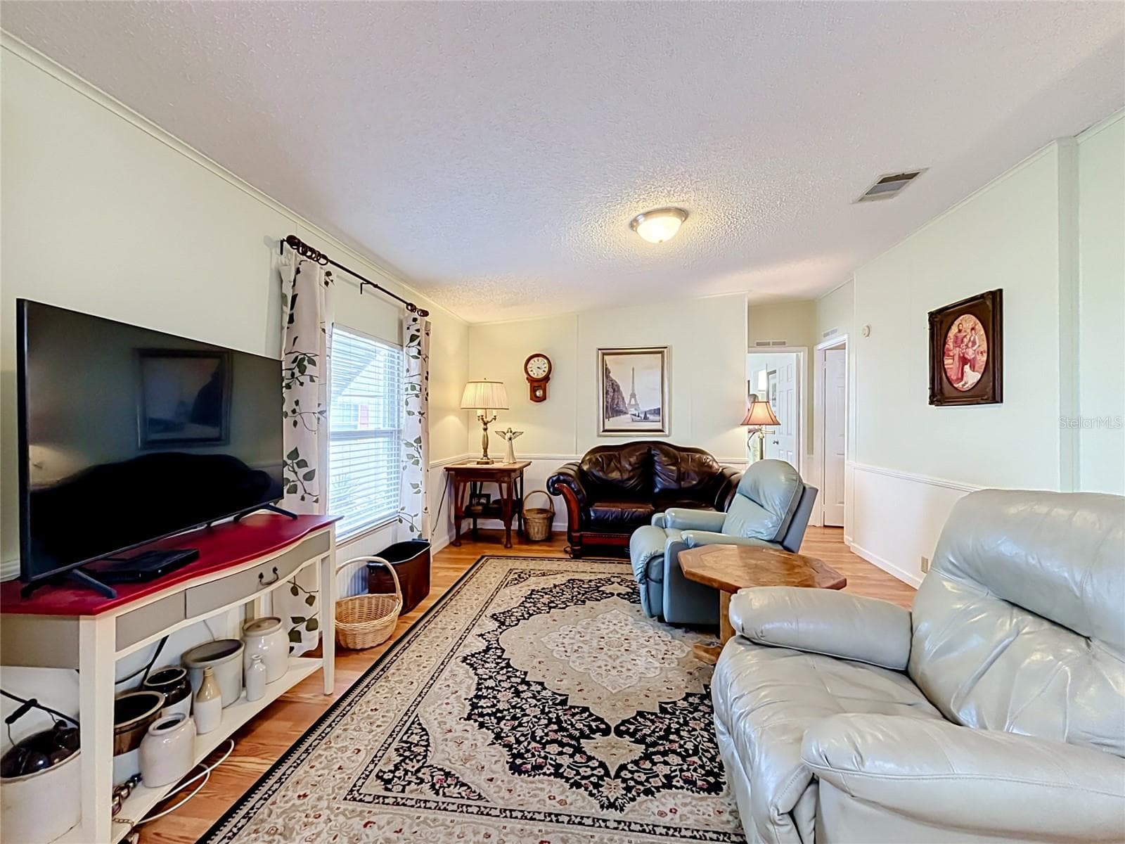 Spacious family room sits alongside kitchen - 218 COVENT GARDEN AVE, DAVENPORT