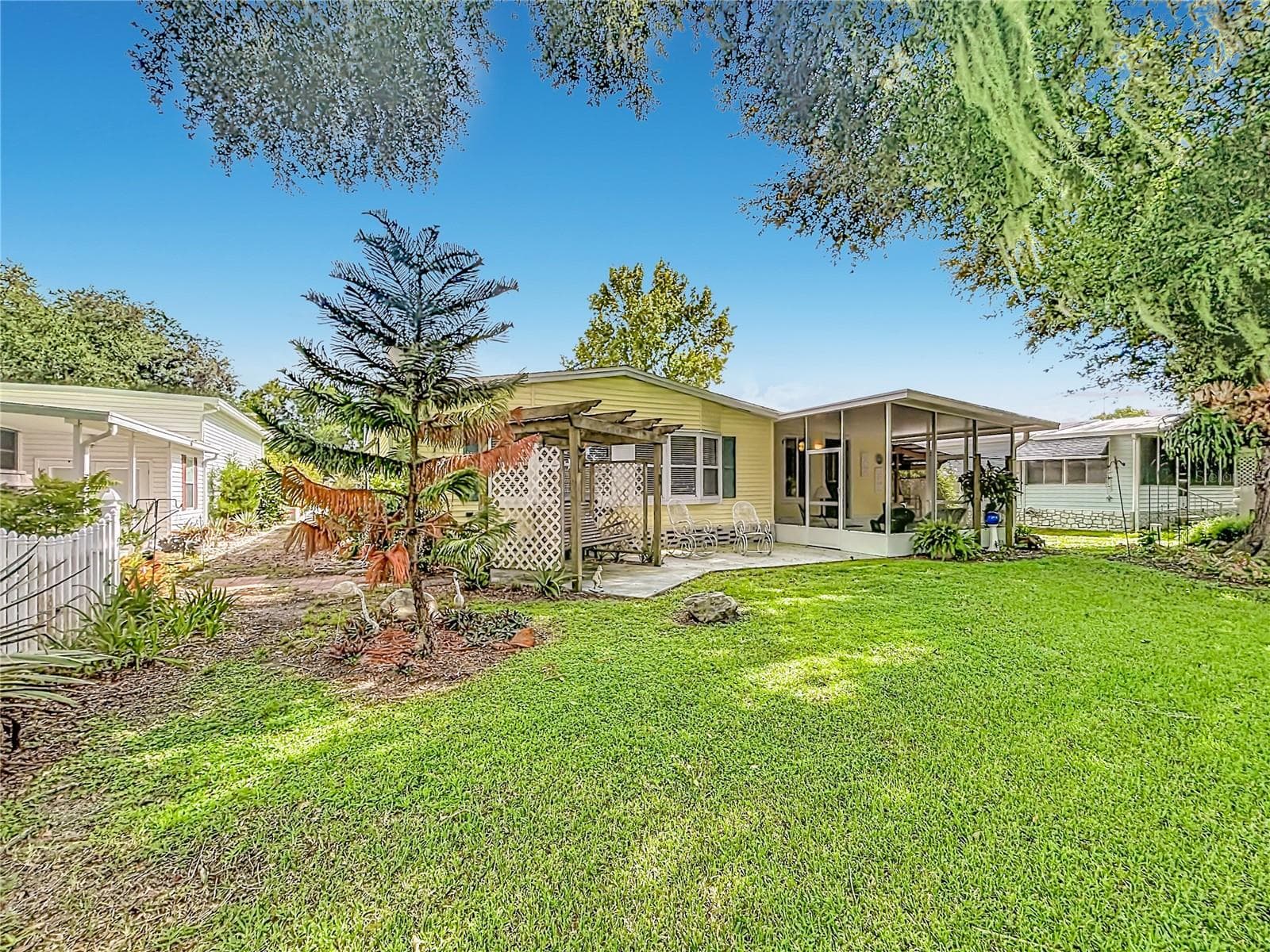 Ideally situated with views of the golf course and pond behind the property - 218 COVENT GARDEN AVE, DAVENPORT