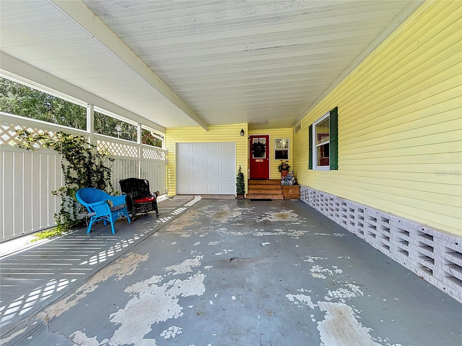 Spacious carport leads to single car garage - 218 COVENT GARDEN AVE, DAVENPORT