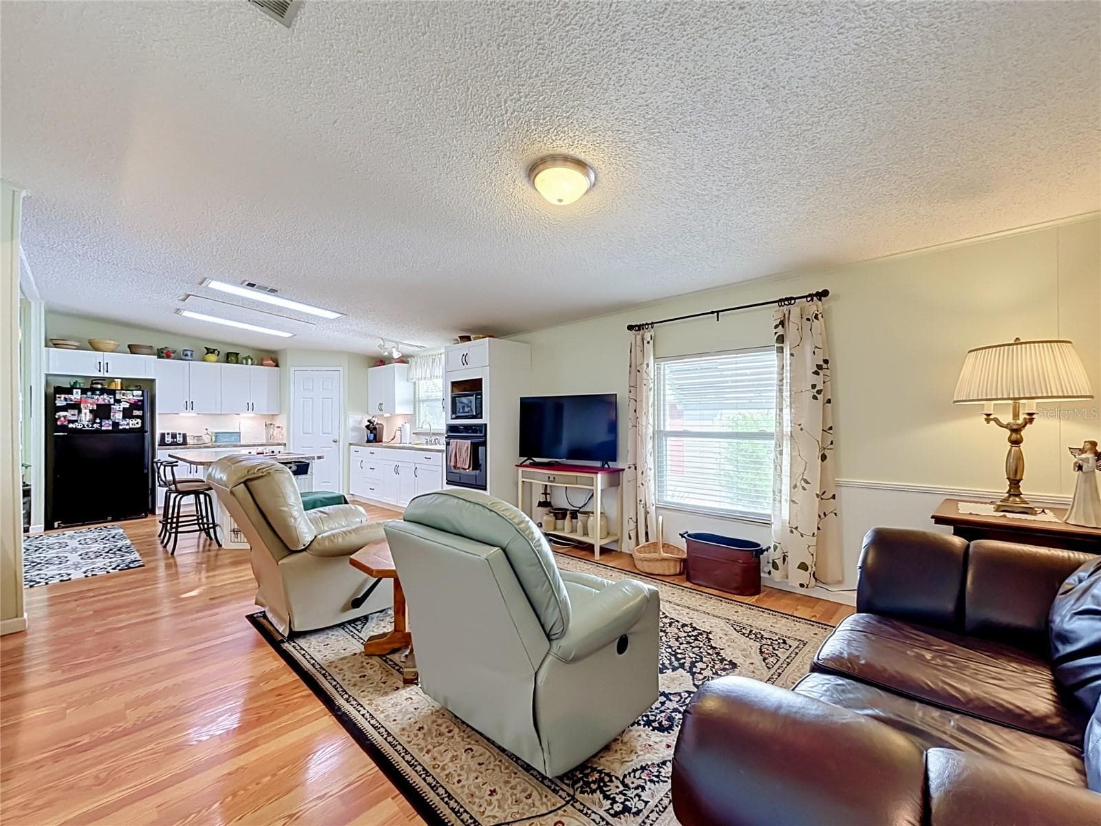 Family room sits alongside kitchen - 218 COVENT GARDEN AVE, DAVENPORT