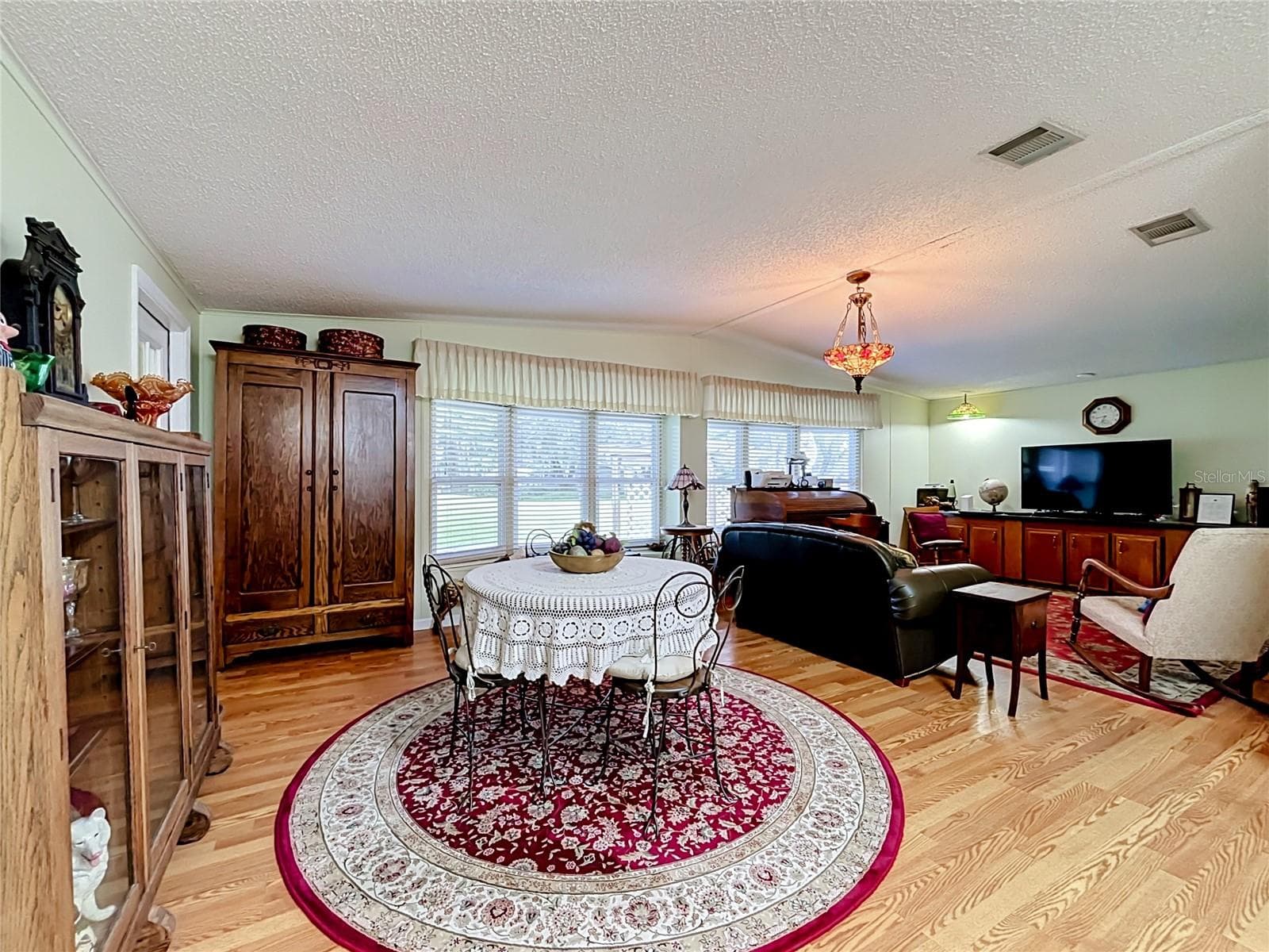 Formal dining room adjoins the formal living room with views of the golf course - 218 COVENT GARDEN AVE, DAVENPORT