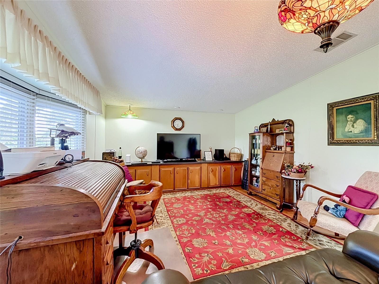 Built in cabinetry provides lots of storage in the living room - 218 COVENT GARDEN AVE, DAVENPORT