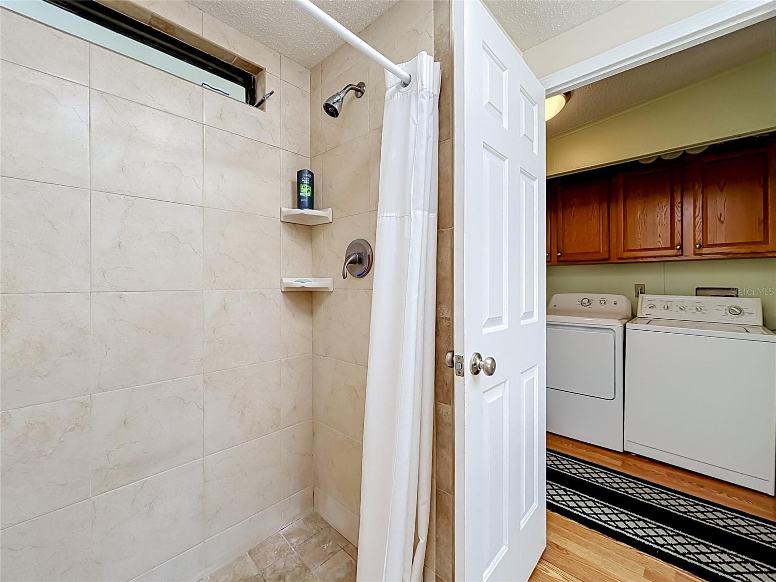 Family bathroom is accessible from the second bedroom and hallways. On an evening you can close the hallway access for a personal ensuite bathroom - 218 COVENT GARDEN AVE, DAVENPORT