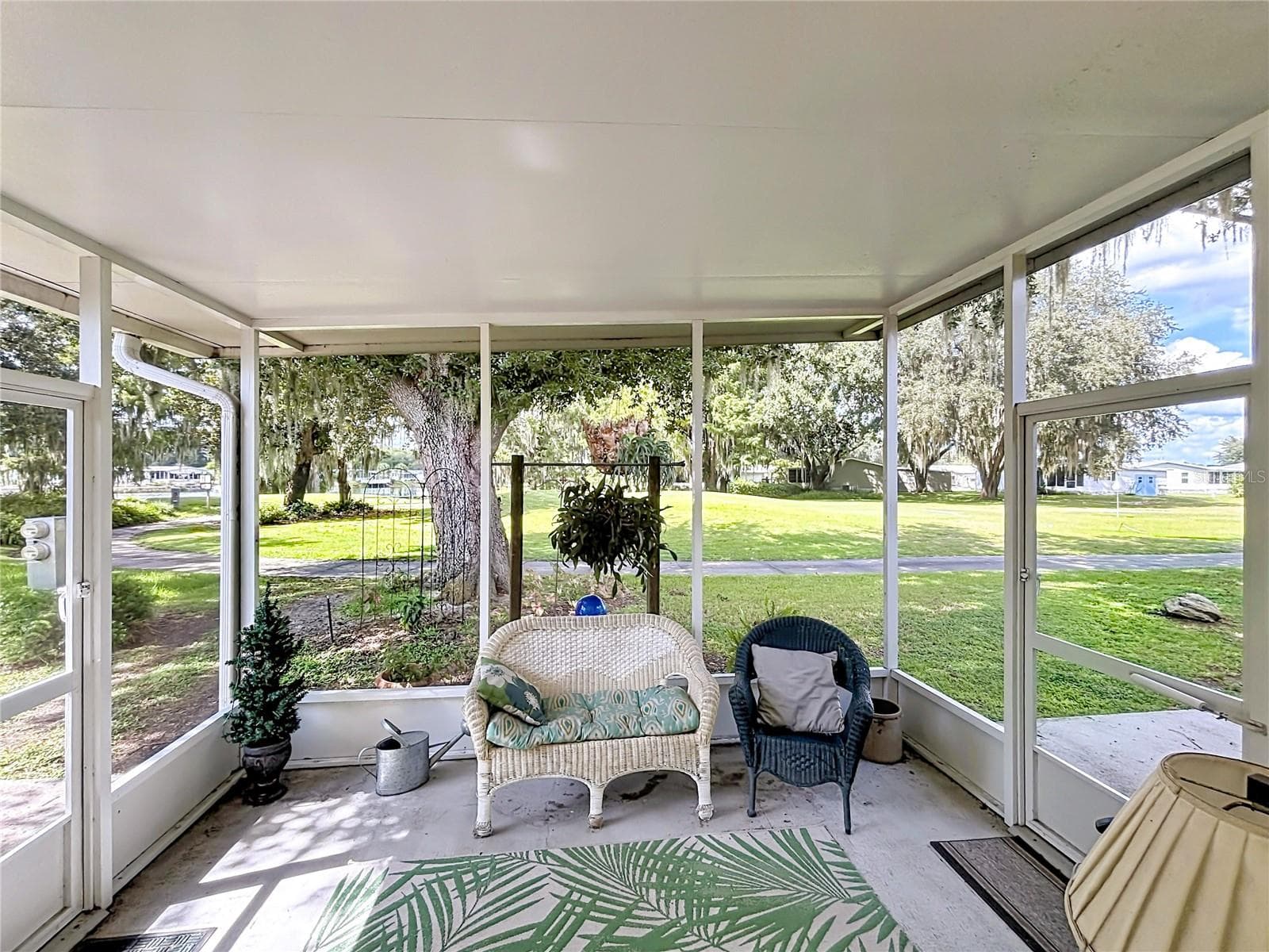 Enjoy the scenic views of the golf course and pond from the privacy of your screened in porch - 218 COVENT GARDEN AVE, DAVENPORT